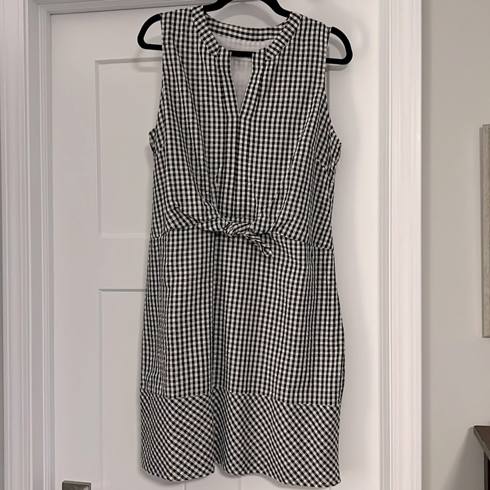 Vineyard Vines black and white check dress with tie in front. NWT Size 12